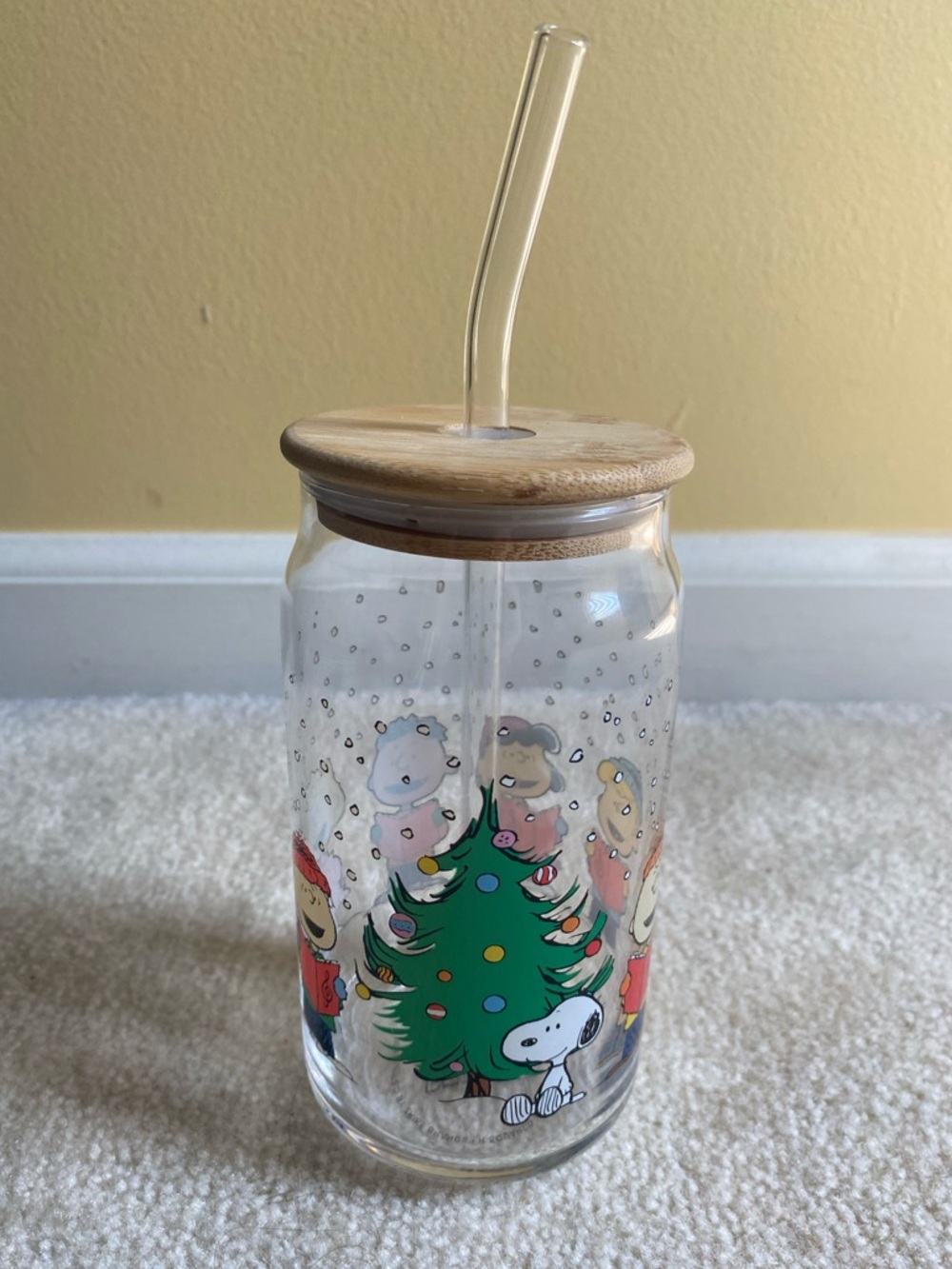 Peanuts Snoopy Charlie Brown Christmas Tree Carol Singing 16 oz Glass Straw Lid